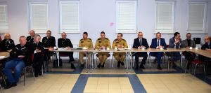 Kierownictwo Komendy Powiatowej Państwowej Straży Pożarnej wraz z zaproszonymi gośćmi na naradzie rocznej.