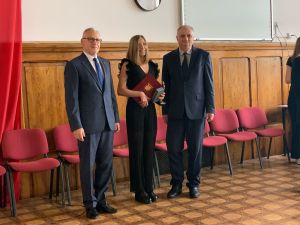 Starosta Wąbrzeski, Absolwentka Laura Grabowski z otrzymaną Nagrodą Starosty i Dyrektor ZSO w Wąbrzeźnie.