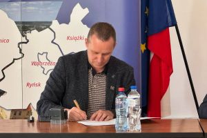 Podpisanie umowy na przebudowę drogi powiatowej nr 1701C Działowo - Stanisławki.