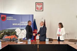 Podpisanie umowy na przebudowę drogi powiatowej nr 1701C Działowo - Stanisławki.