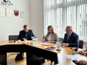 Podpisanie umowy na realizację zadania dot. przebudowy drogi powiatowej Rywałd-Dębowa Łąka przez Starostę Wąbrzeskiego,...