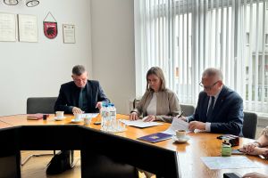 Podpisanie umowy na przebudowę drogi powiatowej nr 1424C Rywałd-Dębowa Łąka