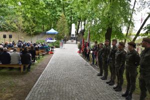 Uroczysta Msza Święta przy pomniku na cmentarzu wojennym w Książkach