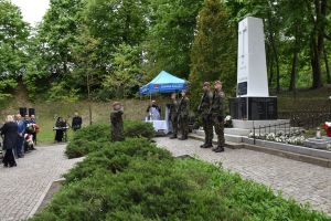 Uroczysta Msza Święta przy pomniku na cmentarzu wojennym w Książkach