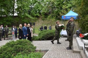 Uroczysta Msza Święta przy pomniku na cmentarzu wojennym w Książkach