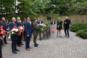 Uroczysta Msza Święta przy pomniku na cmentarzu wojennym w Książkach