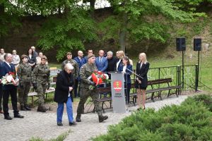 Uroczysta Msza Święta przy pomniku na cmentarzu wojennym w Książkach