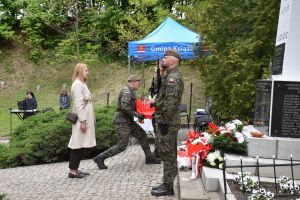 Uroczysta Msza Święta przy pomniku na cmentarzu wojennym w Książkach