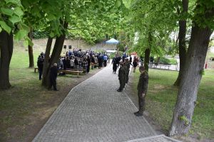 Uroczysta Msza Święta przy pomniku na cmentarzu wojennym w Książkach