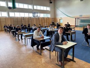 Uczniowie siedzący w ławkach przed rozpoczęciem egzaminu maturalnego