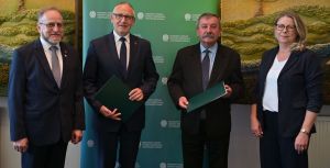 Od lewej: Przewodniczący Rady Powiatu w Wąbrzeźnie Marek Markowski, Starosta Wąbrzeski Krzysztof Maćkiewicz, Zastępca...
