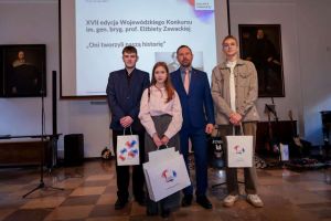 Laureaci z ZSO w Wąbrzeźnie z nauczycielem historii Grzegorzem Banasiem na gali podsumowującej XVII edycję wojewódzkiego...