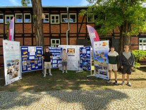 Uczniowie ZS w Wąbrzeźnie przy stoisku szkoły na Europejskim Festiwalu Młodych Inicjatyw w Toruniu