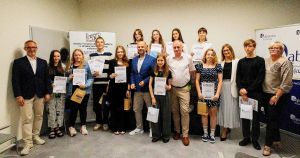 Laureaci konkursu "Wąbrzeźno - moje miejsce na ziemii" z wręczonymi nagrodami i dyplomami