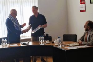 Wręczenie podziękowań od MKS UNIA Wąbrzeźno podczas posiedzenia Zarządu Powiatu w dniu 18 czerwca 2025 r.