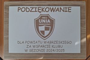 Wręczenie podziękowań od MKS UNIA Wąbrzeźno podczas posiedzenia Zarządu Powiatu w dniu 18 czerwca 2025 r.