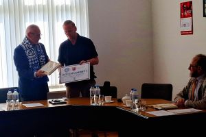 Wręczenie podziękowań od MKS UNIA Wąbrzeźno podczas posiedzenia Zarządu Powiatu w dniu 18 czerwca 2025 r.