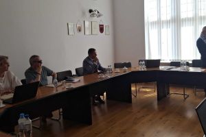 Wręczenie podziękowań od MKS UNIA Wąbrzeźno podczas posiedzenia Zarządu Powiatu w dniu 18 czerwca 2025 r.