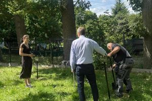 Zamontowane tabliczki z imionami drzew posadzonych z okazji Światowego Dnia Drzewa