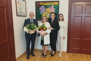 Krzysztof Maćkiewicz Starosta Wąbrzeski, Aldona Klimczak Dyrektor DPS, Justyna Przybyłowska Dyrektor PCPR i Gizela Pijar...