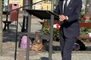 Złożenie kwiatów pod Pomnikiem Żołnierza Polskiego na Placu Jana Pawła II w Wąbrzeźnie