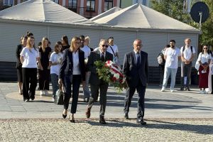 Złożenie kwiatów pod Pomnikiem Żołnierza Polskiego na Placu Jana Pawła II w Wąbrzeźnie