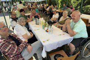 Piknik Rodzinny i Przegląd Twórczości Osób Niepełnosprawnych "Razem w rutmie szczęścia" w DPS w Wąbrzeźnie