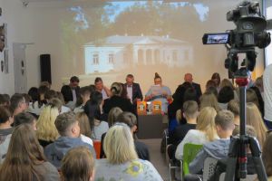 Narodowe Czytanie poezji Jana Kochanowskiego w wąbrzeskiej bibliotece