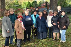 Podopieczni Dziennego Domu Pomocy, Starosta Wąbrzeski i Wicestarosta przy posadzonym dzrewku