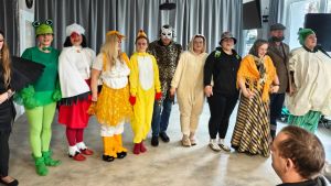 Terapeuci zajęciowi WTZ w Wąbrzeźnie podczas przedstawienia - autorskiej intepretacji "Rzepki" Juliana Tuwima