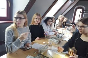 uczniowie na warsztatach