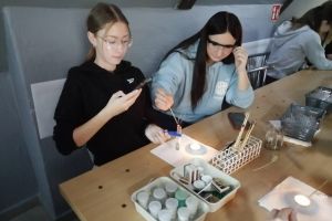 uczniowie na warsztatach