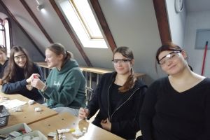 uczniowie na warsztatach