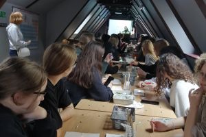 uczniowie na warsztatach