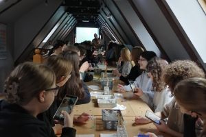 uczniowie na warsztatach