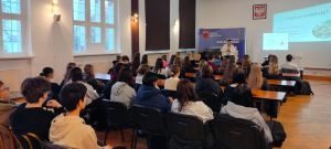 Spotkanie w starostwie pod nazwą „Kiedy głowa krzyczy STOP: relacje, które męczą, i uzależnienia, które obiecują reset”