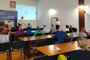 Spotkanie w starostwie pod nazwą „Kiedy głowa krzyczy STOP: relacje, które męczą, i uzależnienia, które obiecują reset”