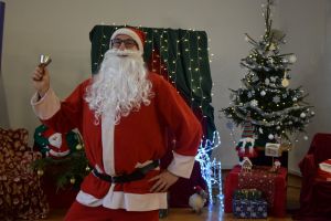 Święty Mikołaj na Kiermaszu Świątecznym w starostwie