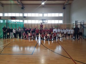 Zdjęcie zbiorowe wszystkich drużyn biorących udział w Powiatowych Igrzyskach Młodzieży w piłce siatkowej dziewcząt