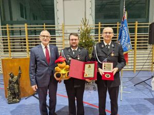 Od lewej: Starosta Wąbrzeski, druh Mariusz Gerc Naczelnik OSP Zieleń i Wójt Gminy Ryńsk