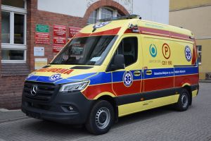 Uroczyste przekazanie nowoczesnego ambulansu dla wąbrzeskiego Zespołu Ratownictwa Medycznego