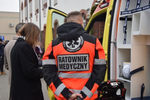 Uroczyste przekazanie nowoczesnego ambulansu dla wąbrzeskiego Zespołu Ratownictwa Medycznego