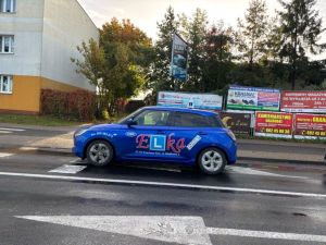 Samochód do nauki jazdy "Elka" na drodze