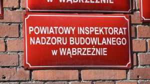 Napis POWIATOWY INSPEKTORAT NADZORU BUDOWLANEGO w WĄBRZEŹNIE