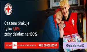 Zdjęcie przedstawia chłopca, który pomaga starszej pani