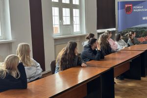 Uczniowie ZSO w Wąbrzeźnie na "Lekcji w starostwie"