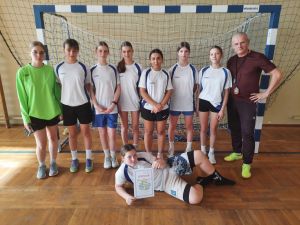 Dryżyna dziewcząt z SP2 w Wąbrzeźnie z wręczonym dyplomem