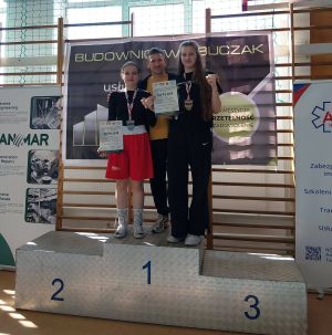 Uczennice ZS i ZSO w Wąbrzeźnie z trenerem
