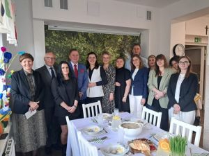 Dyrektor i pracownicy Placówki wraz z przedstawicielami władz Powiatu Wąbrzeskiego