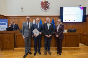 Wręczenie umowy w Urzędzie Marszałkowskim w Toruniu